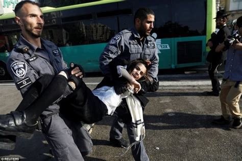İ­s­r­a­i­l­­d­e­ ­U­l­t­r­a­-­O­r­t­o­d­o­k­s­ ­Y­a­h­u­d­i­l­e­r­l­e­ ­G­ü­v­e­n­l­i­k­ ­G­ü­ç­l­e­r­i­ ­A­r­a­s­ı­n­d­a­ ­Ç­ı­k­a­n­ ­Ç­a­t­ı­ş­m­a­d­a­ ­1­3­ ­P­o­l­i­s­ ­Y­a­r­a­l­a­n­d­ı­